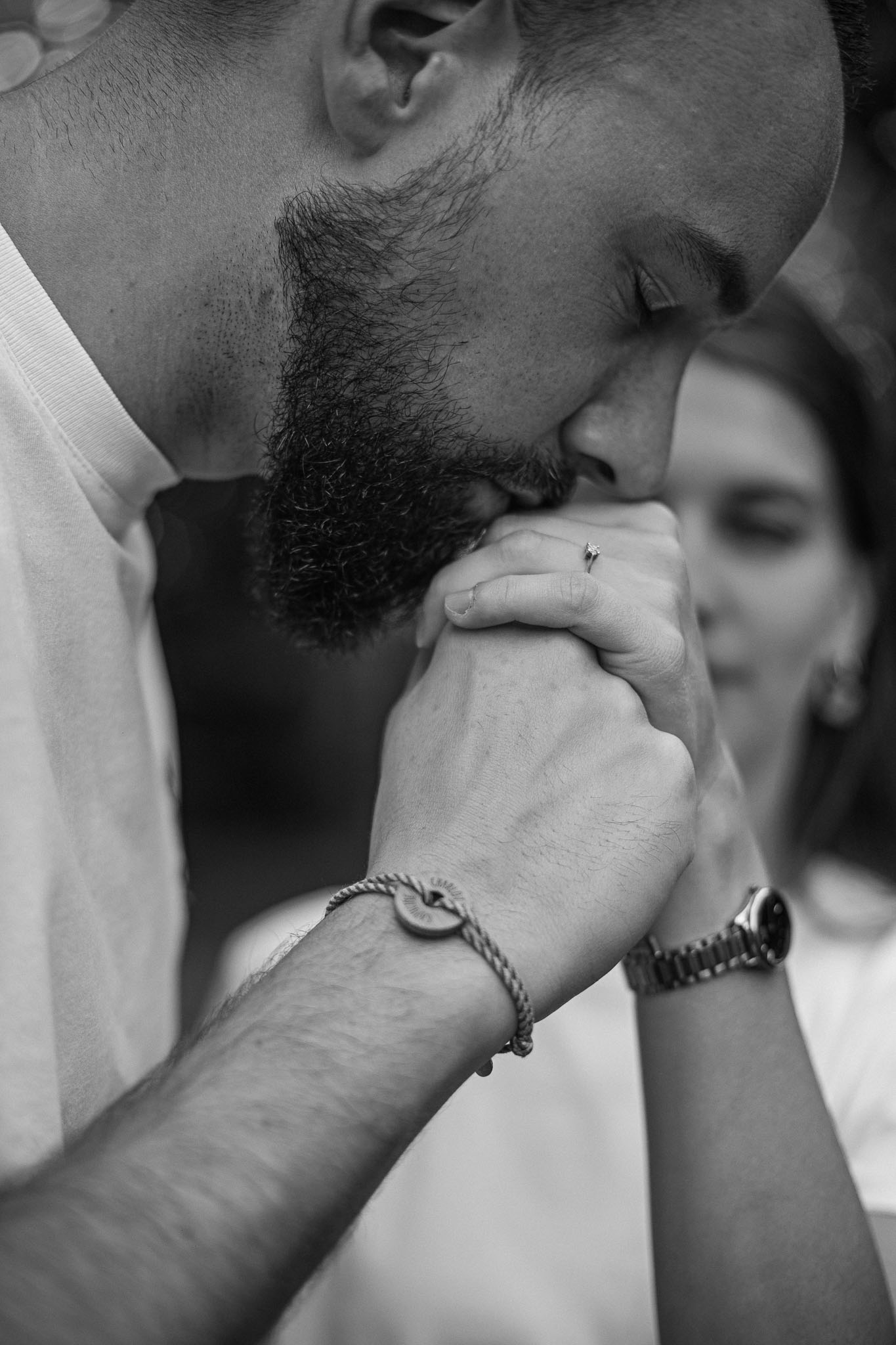 Baiser main noir et blanc