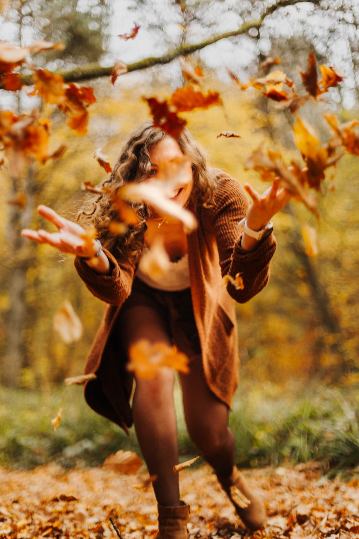 Enfant et feuilles