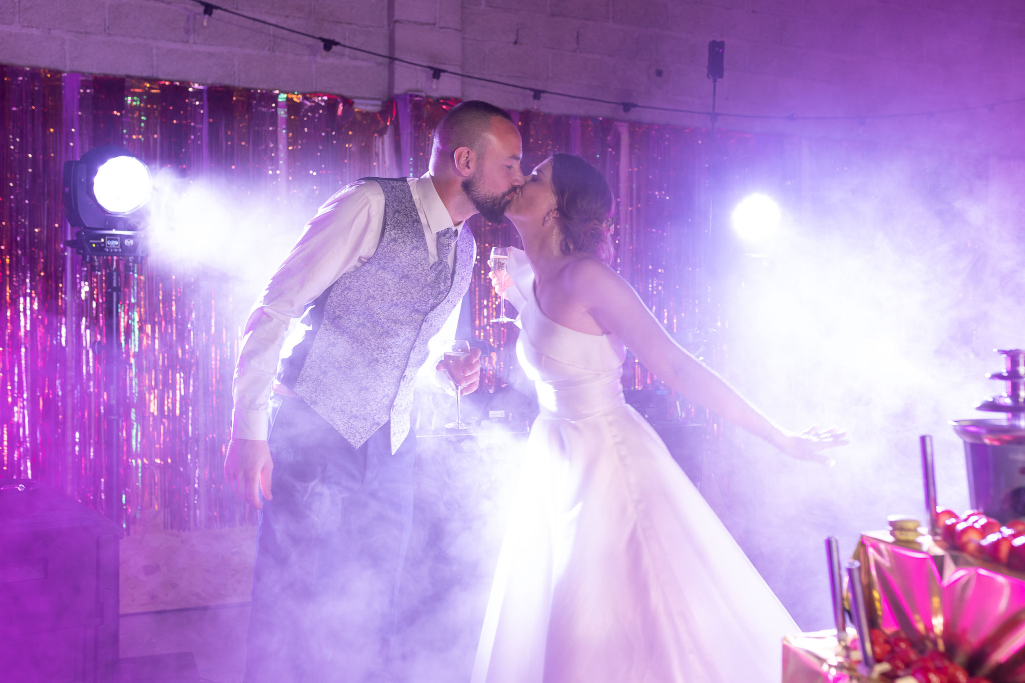 Baiser des mariés en soirée