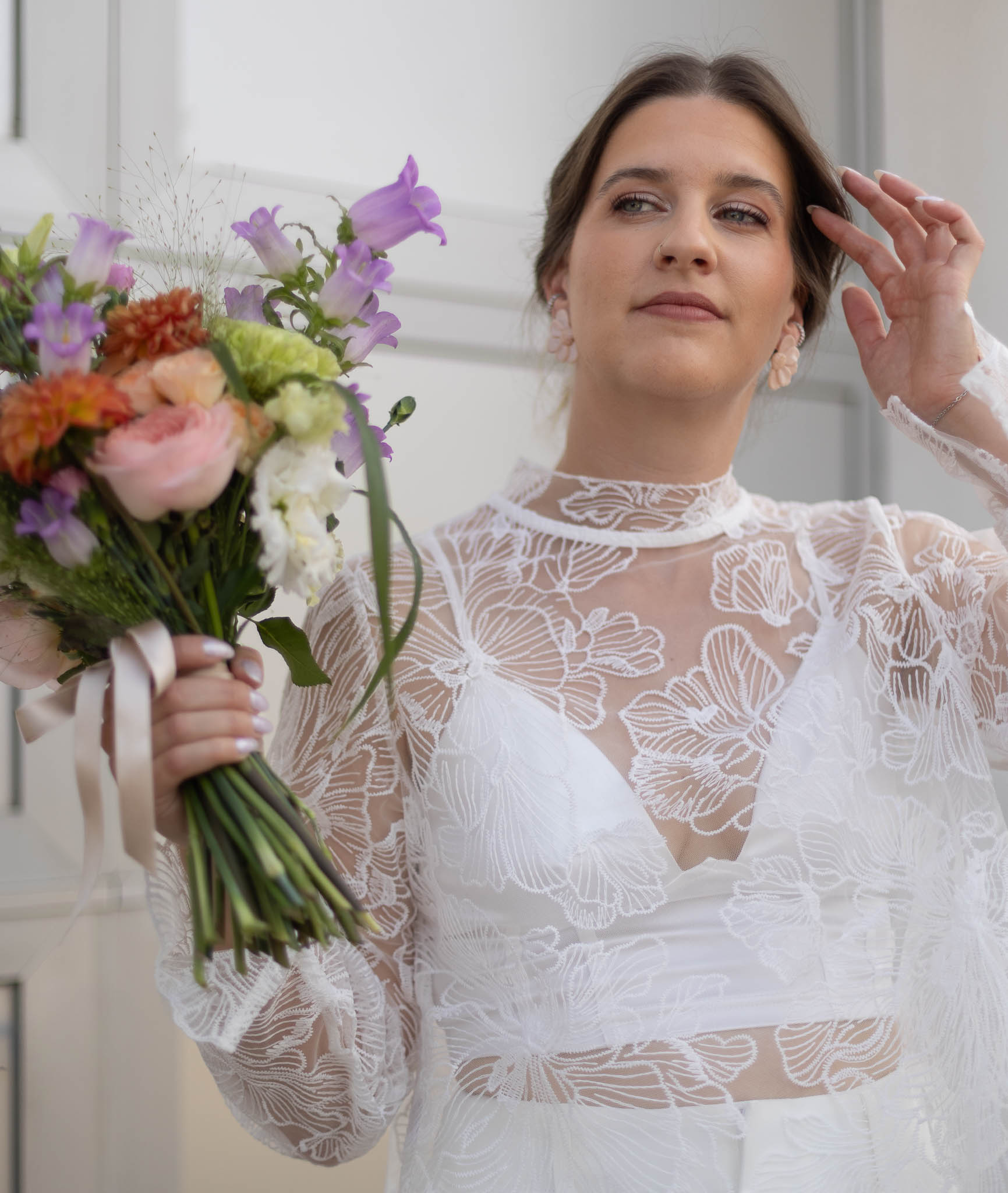 Portrait de la mariée avec son bouquet