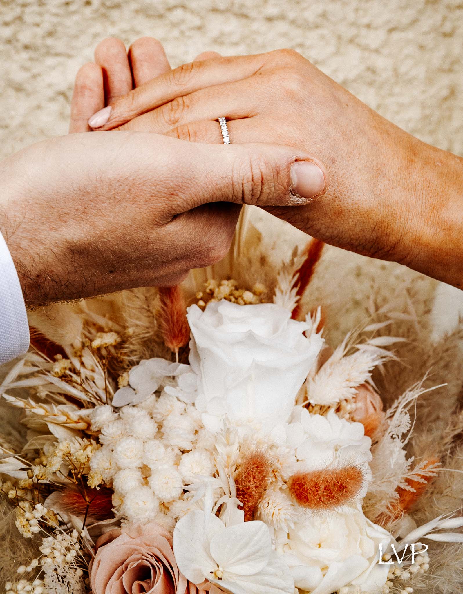 Mains et bouquet mariage