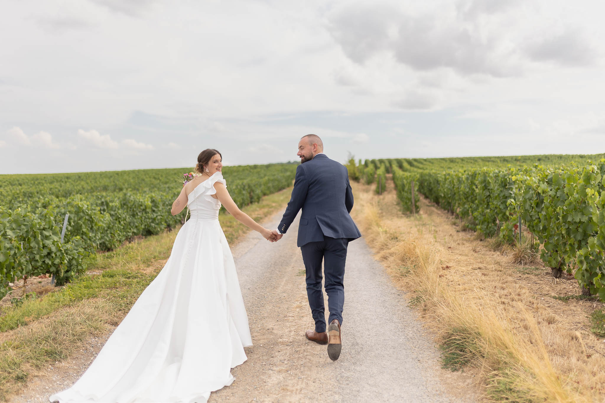 Mariés main dans la main dans les vignes