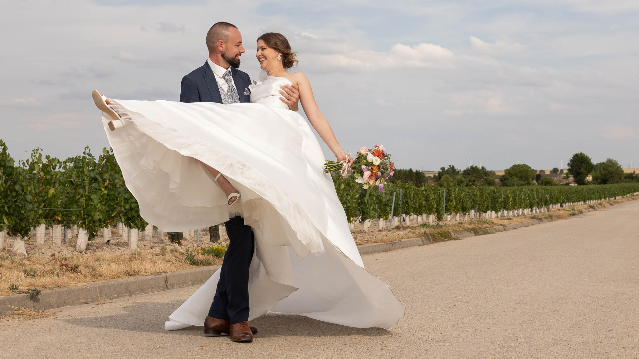 Mariée en tourbillon dans les vignes